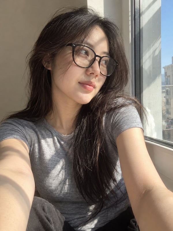 窗边圆框眼镜少女自拍 图 1