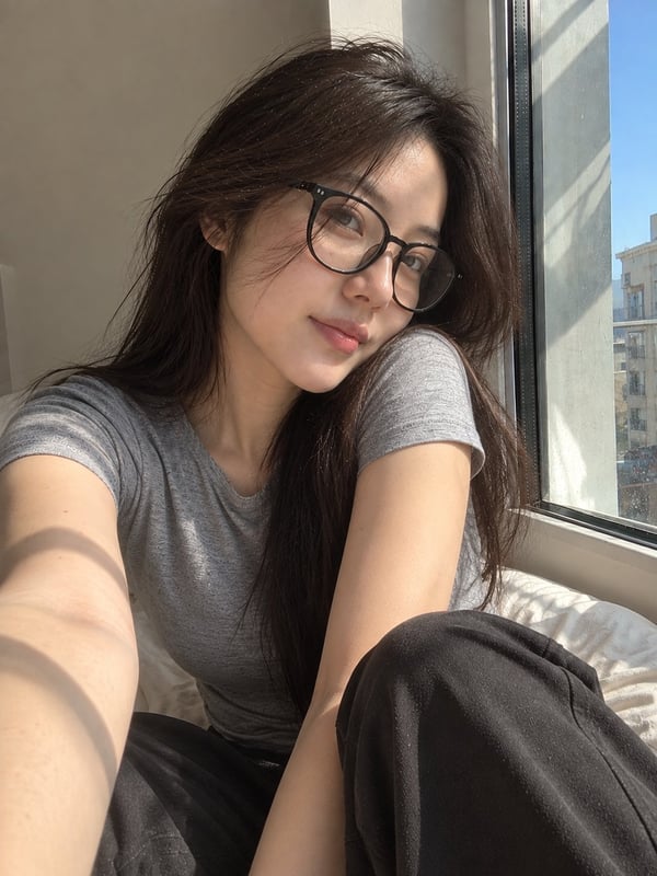 窗边圆框眼镜少女自拍 图 4