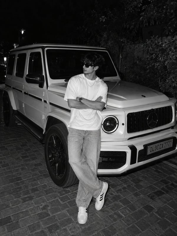 黑白闪灯下 G-Wagon 前的少年 图 1