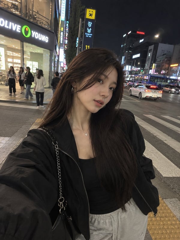 首尔夜街的黑色夹克少女 图 2