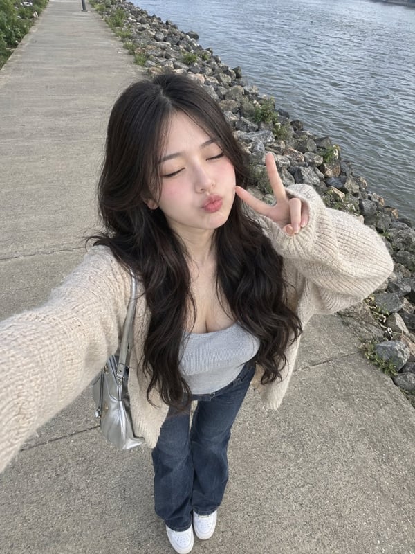 河畔俯拍甜笑少女 图 1