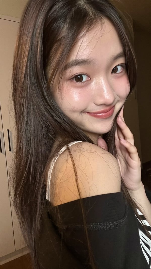回眸浅笑的少女 图 1